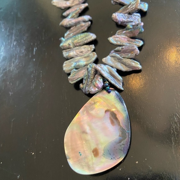 Iridescent and pendant necklace - Picture 4 of 5